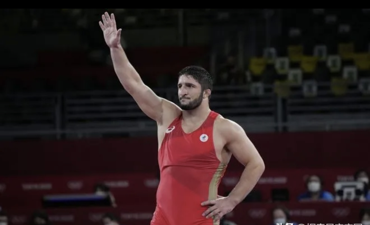 摔跤比赛场面混战，俄罗斯选手勇夺冠军的简单介绍