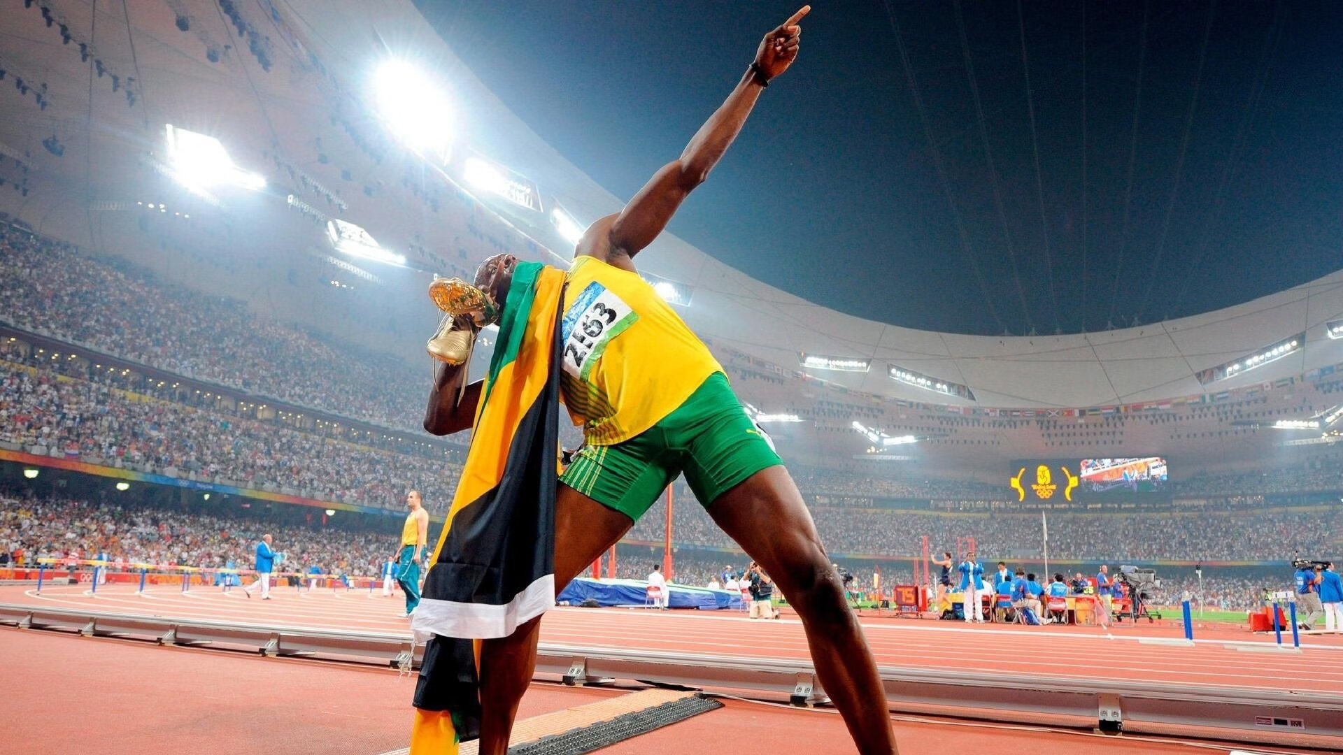 F1新赛季揭幕战之夜，凯塞多存在感拉满，从幕后英雄到赛道焦点